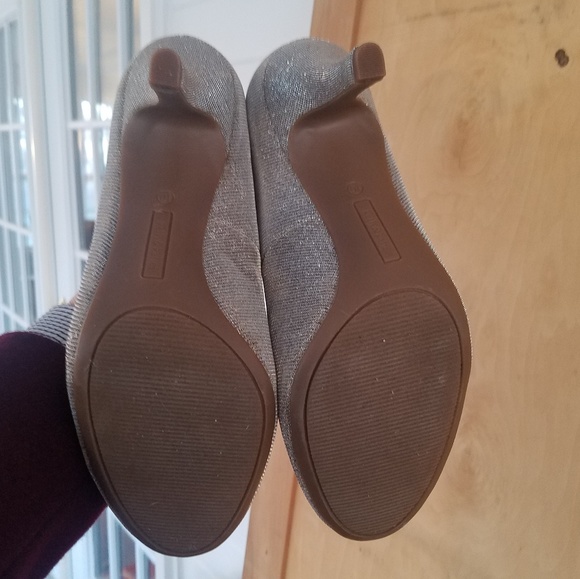 Size 10 silver heels - Picture 5 of 8
